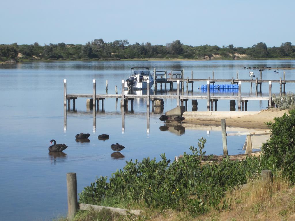 Lakes Entrance Waterfront Cottages With King Beds Exterior foto